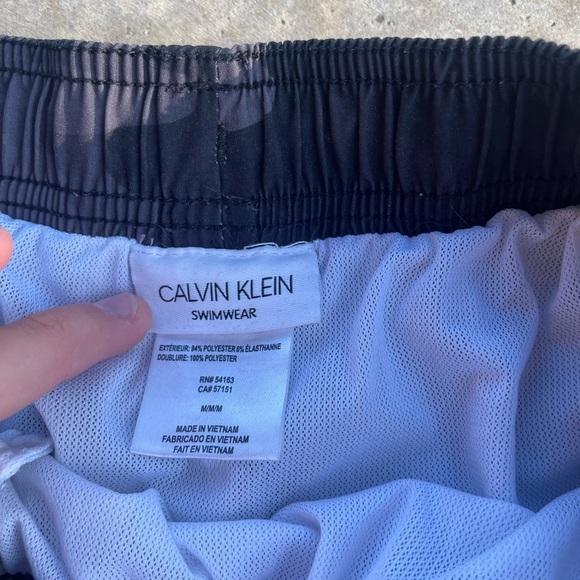 Men's size Medium Calvin Klein camo swim trunks - Picture 5 of 5